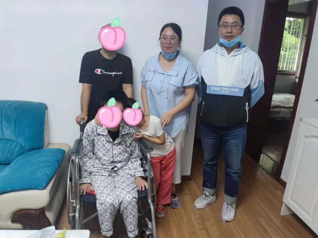 她是妻子、是母亲、也是女儿,而当疾病夺走了这一切... 她是妻子、是母亲、也是女儿,而当疾病夺走了这一切...